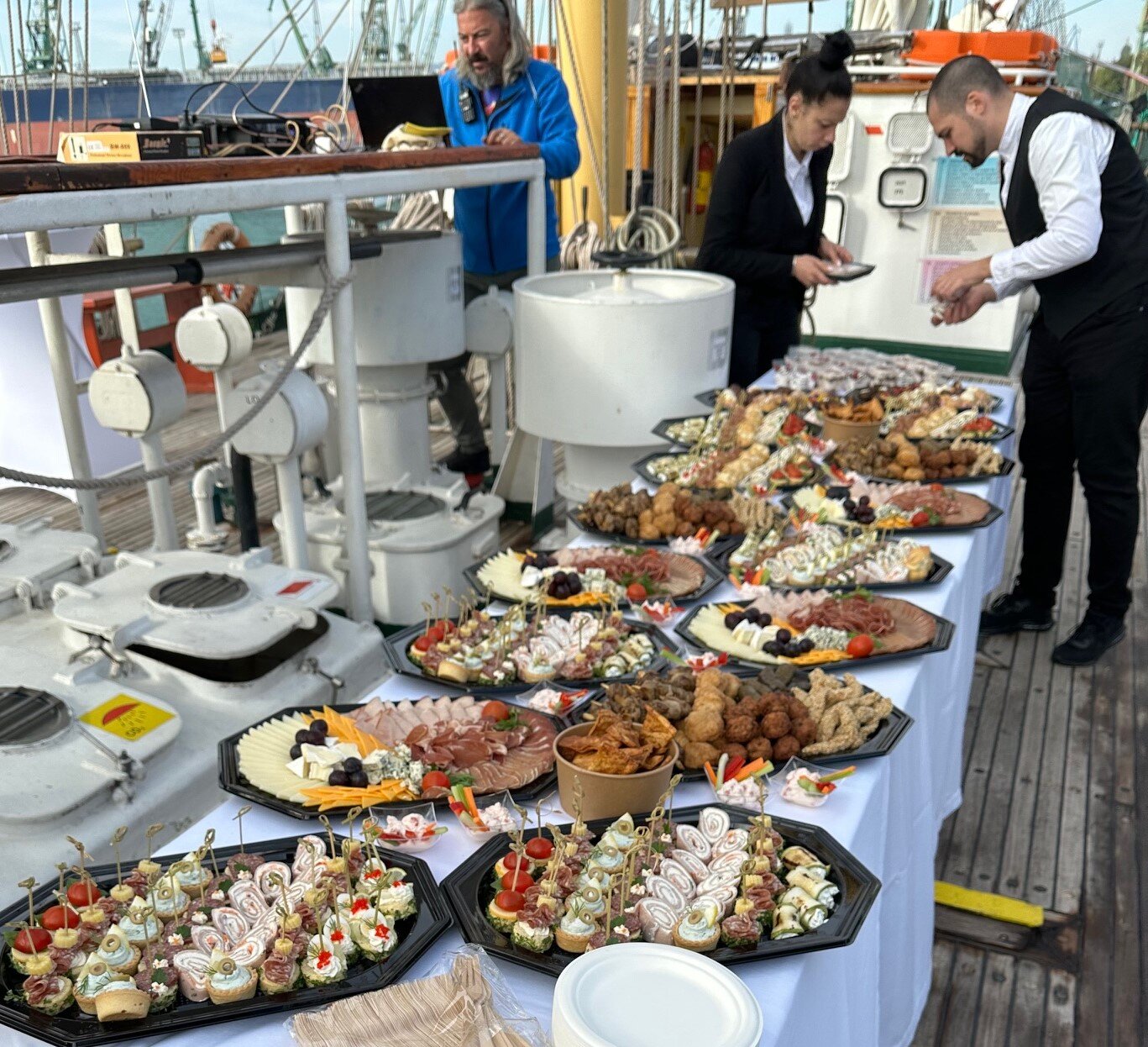 Кетъринг събитие на кораб