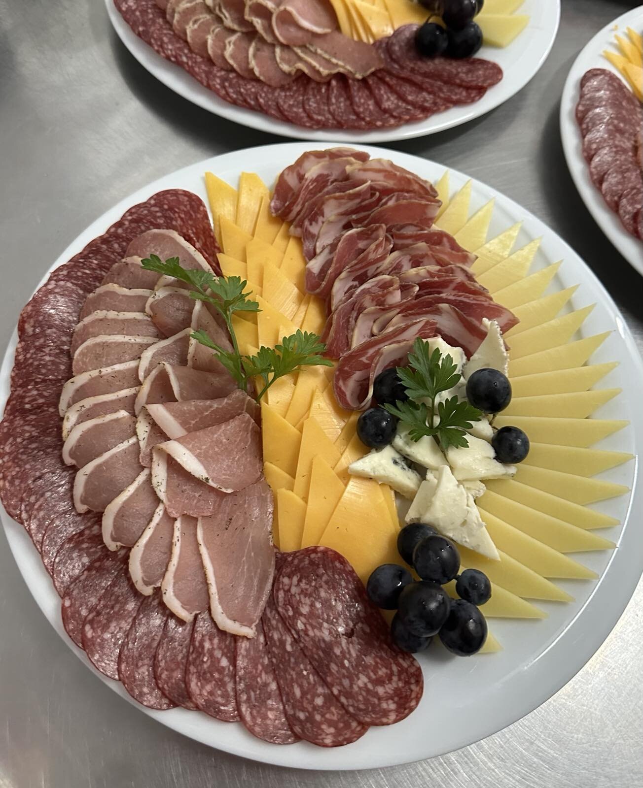 Плато с колбаси и сирена