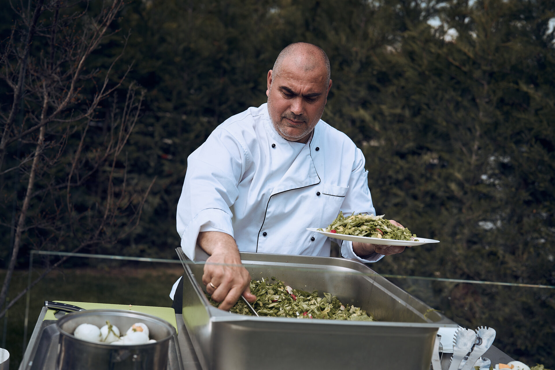 Главен готвач на Ивейн сервира салата